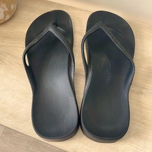 Archie’s, arch-support flip flops.  Size 9
